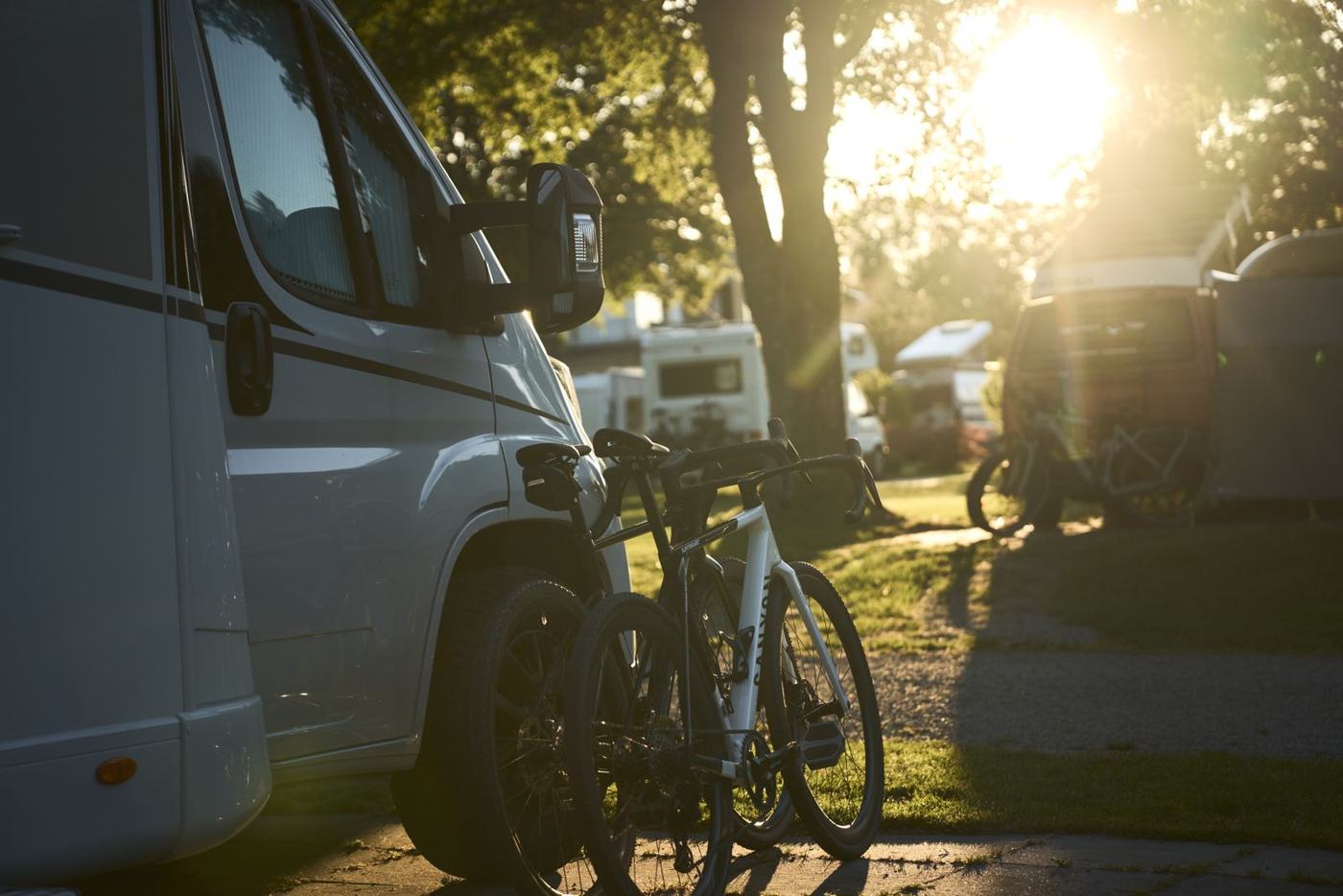Wohnmobil mit Fahrrädern im Morgenlicht